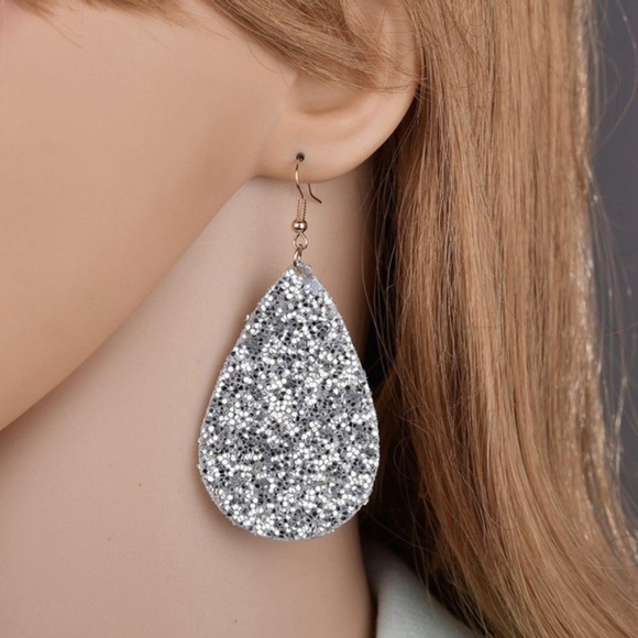 Kathrono Jewelry - 🎀 Shiny teardrop earrings 🎀